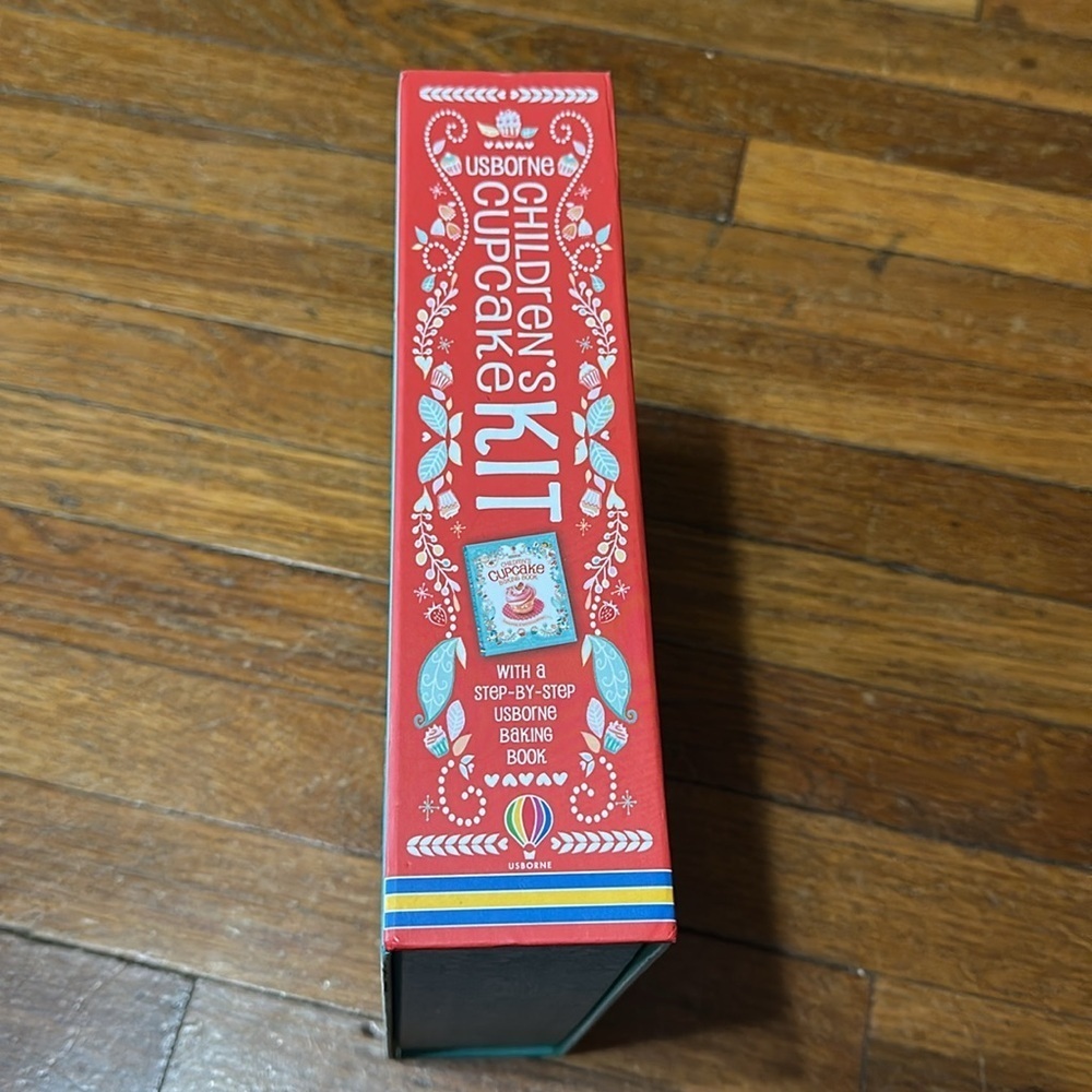 Usborne Children’s Cupcake Kit, Book + Supplies - Picture 5 of 5